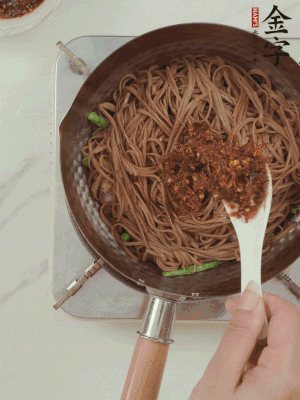 下蕎麥面，淋上少許醬油，加2勺金字火腿大師醬略翻炒即可。