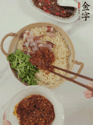 在面上鋪魷魚、香菜、金字火腿大師醬。
