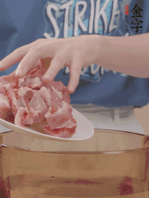排骨剁小塊，加姜片、料酒沸水下鍋焯水。