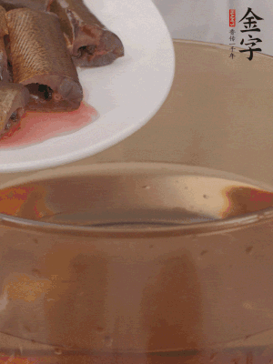 處理干凈的黃鱔段，加姜片、料酒沸水下鍋焯水。撈出用涼水沖洗干凈。