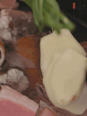 加姜片、蔥結(jié)、料酒。