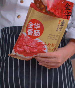 香腸切成斜片，小米辣切成斜片。