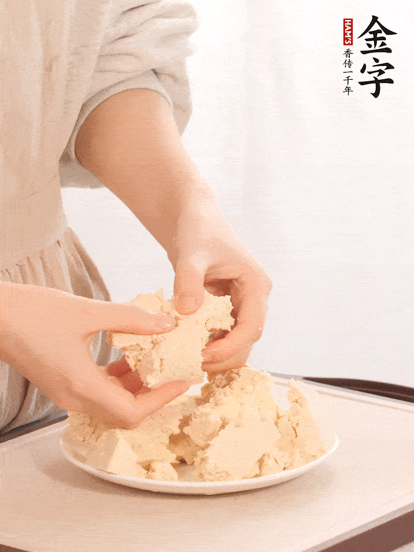 老豆腐用手掰成塊。