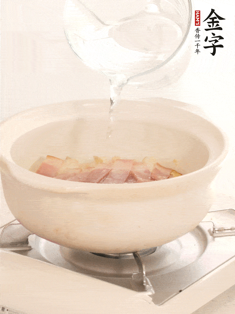 放入火腿片，加開水，再加入豆腐