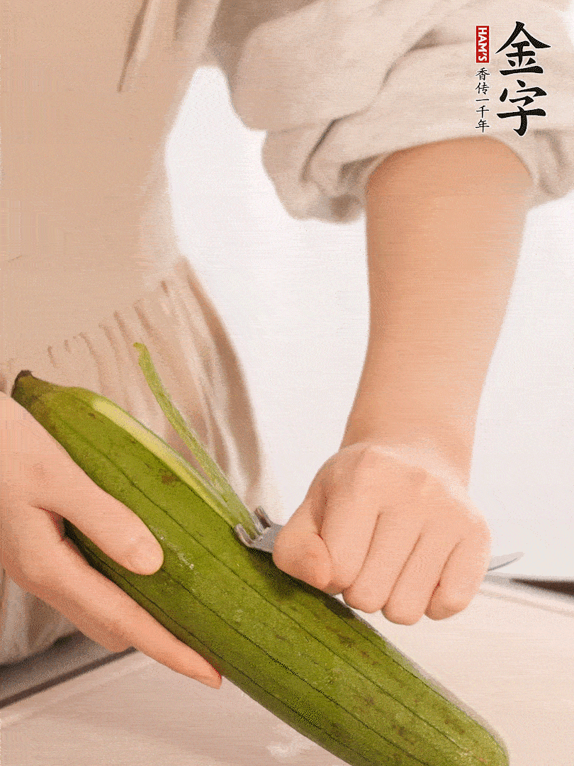 絲瓜去皮切滾刀塊用鹽殺一下水分洗凈。