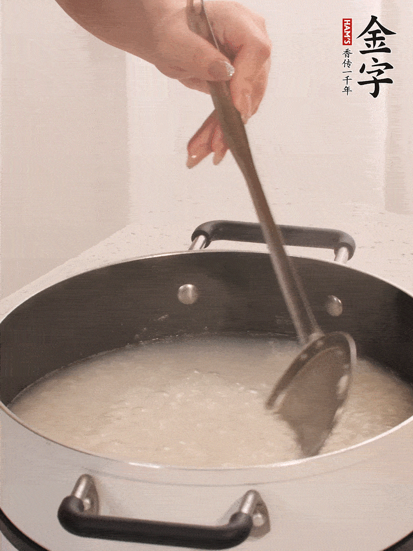 香菇、土豆、胡蘿卜、金字土香腸切小塊。