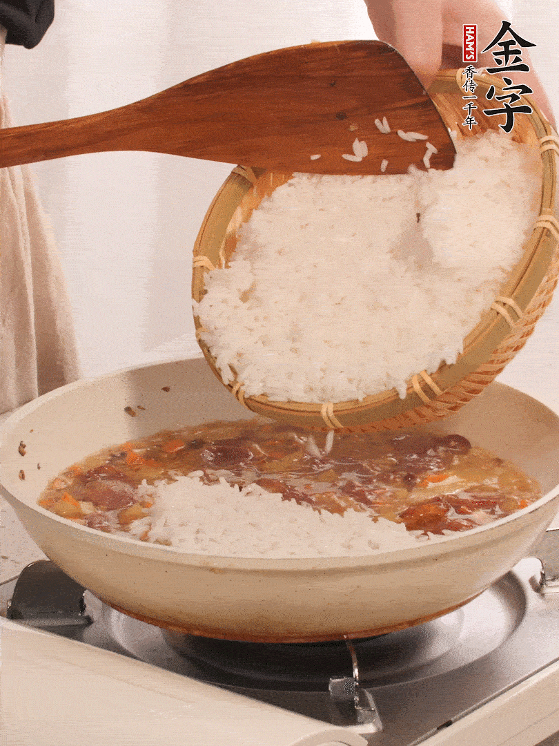 熱鍋燒油，香腸煸出油，加姜片去腥，加土豆、胡蘿卜、香菇翻炒到半熟，隨后加豆角、2小勺鹽、1大勺生抽，煸炒均勻。