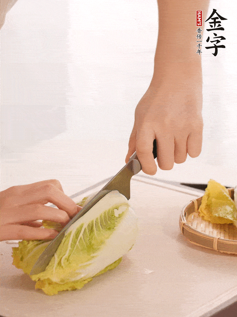 生姜切末，白菜改刀成成塊。