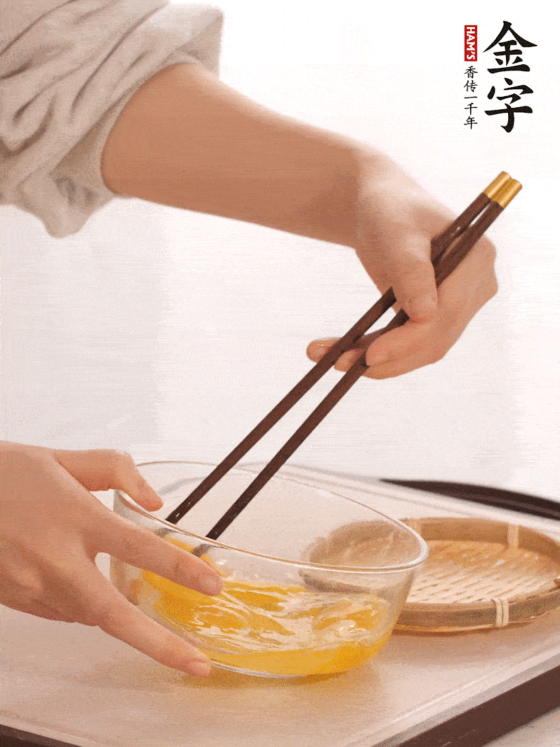 兩顆雞蛋打散。