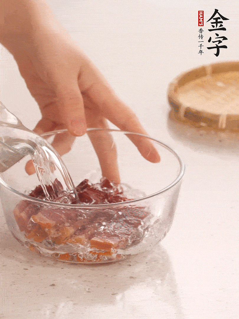 金字火腿切片，溫水泡5分鐘。