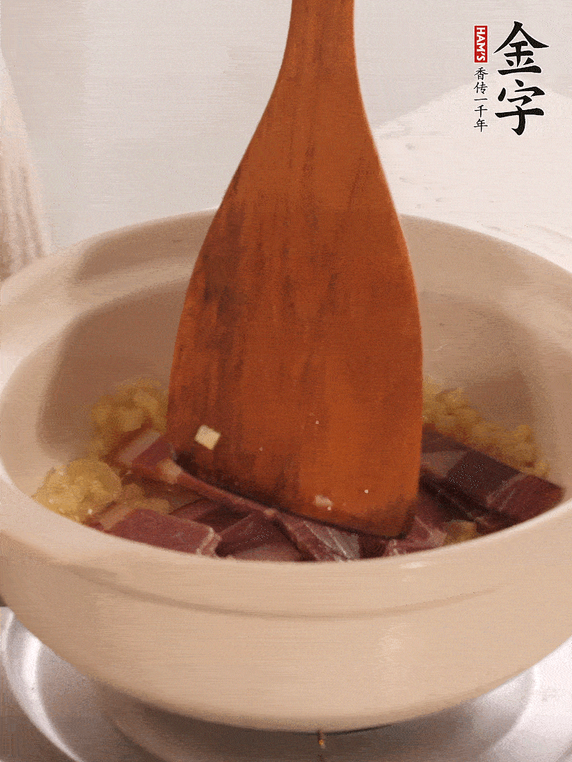 加熱水，加入白菜蓋上蓋子煨煮3分鐘。
