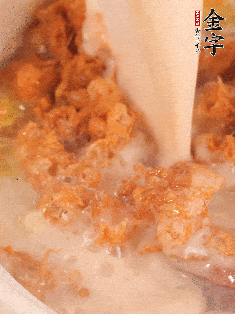 加入蛋酥再煨煮2分鐘，加入豆?jié){。