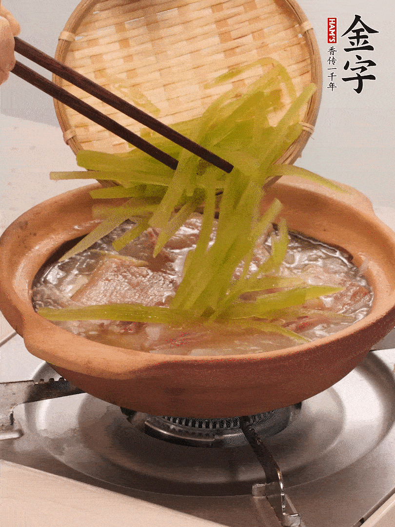 倒入熱水煮開(kāi)后，轉(zhuǎn)小火燉煮10分鐘，呈奶白色湯底。