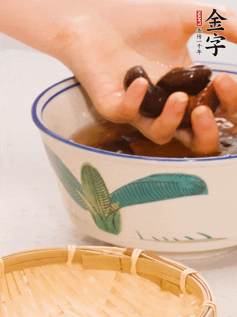 干香菇提前泡發(fā)切片，泡香菇水留著備用。