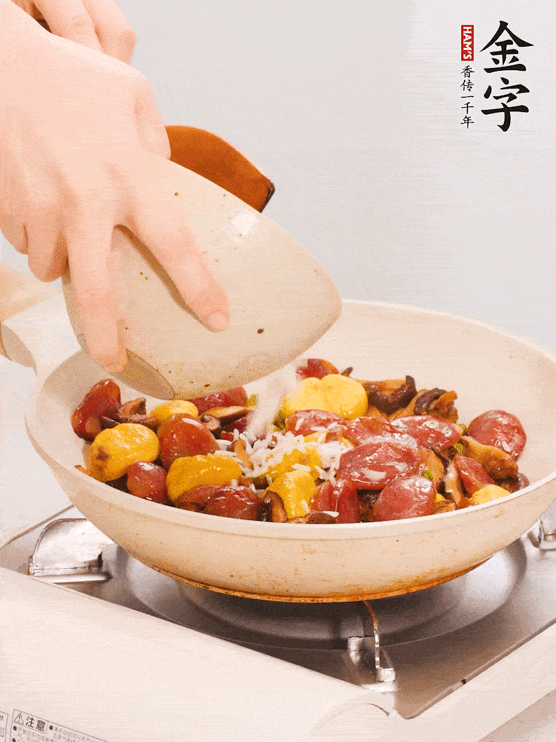 把米淘洗干凈，放入切好的香菇、板栗、毛豆。