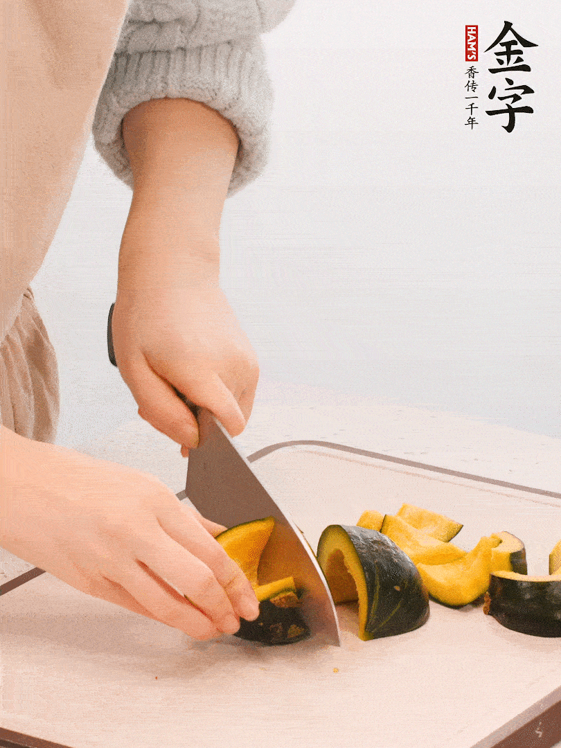貝貝南瓜切小塊，生姜切成姜絲。