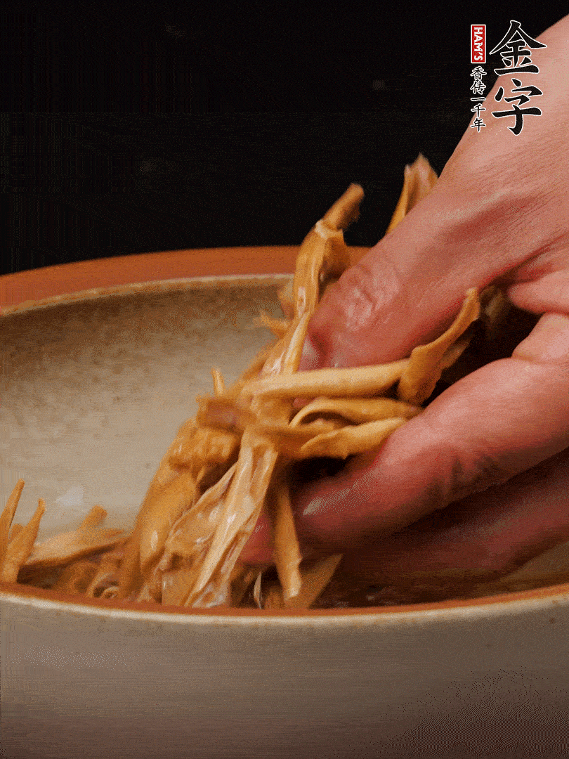 農(nóng)家土筍尖提前泡軟，用刀劃成細絲，這樣會更加入味。