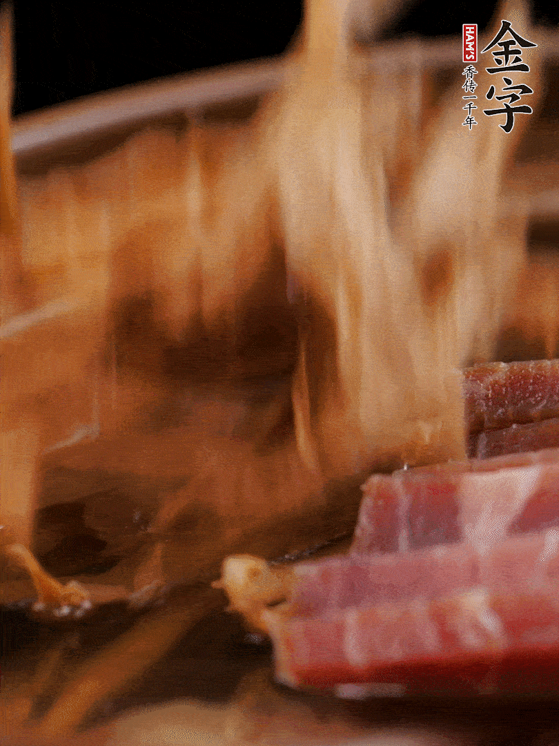大筒骨、金字火腿、姜片、黃酒一起放入砂鍋，加筍干燉煮40分鐘。（如果家里有高壓鍋，用高壓鍋把高湯壓出來更鮮濃。）