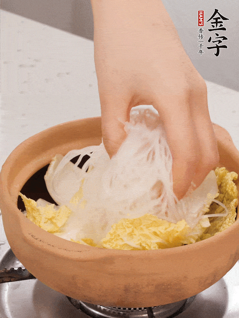 放入提前泡軟的粉絲，蓋上蒜蓉醬汁