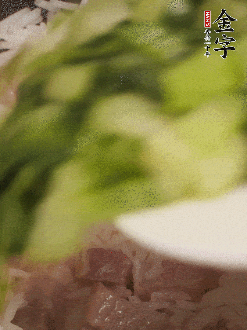 將燜煮好的米飯，倒入炒熟的蔬菜中，翻炒均勻鍆繼續(xù)燜煮5分鐘