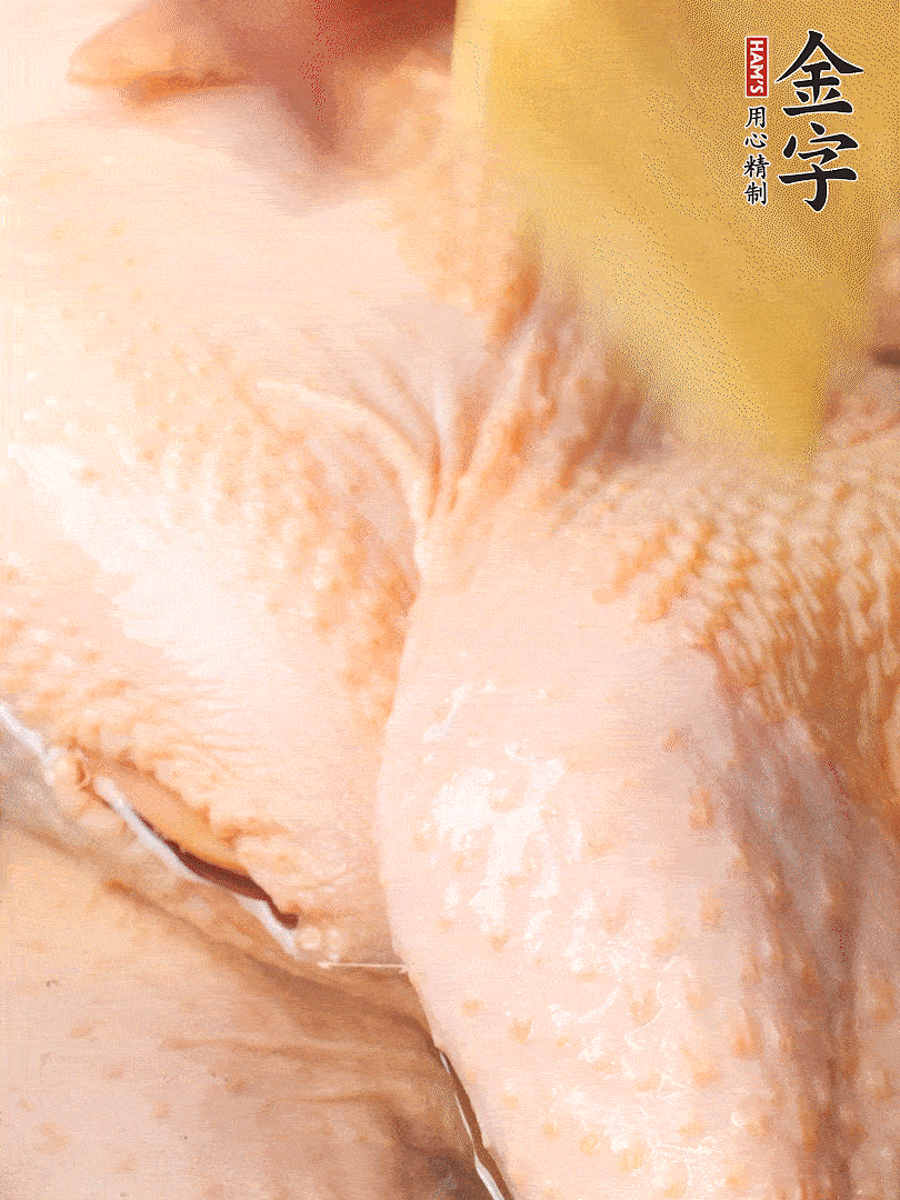 老母雞去頭去尾，斬去雞爪。冷水入鍋，加料酒、蔥姜焯水，煮出浮沫后撈出，用清水洗凈