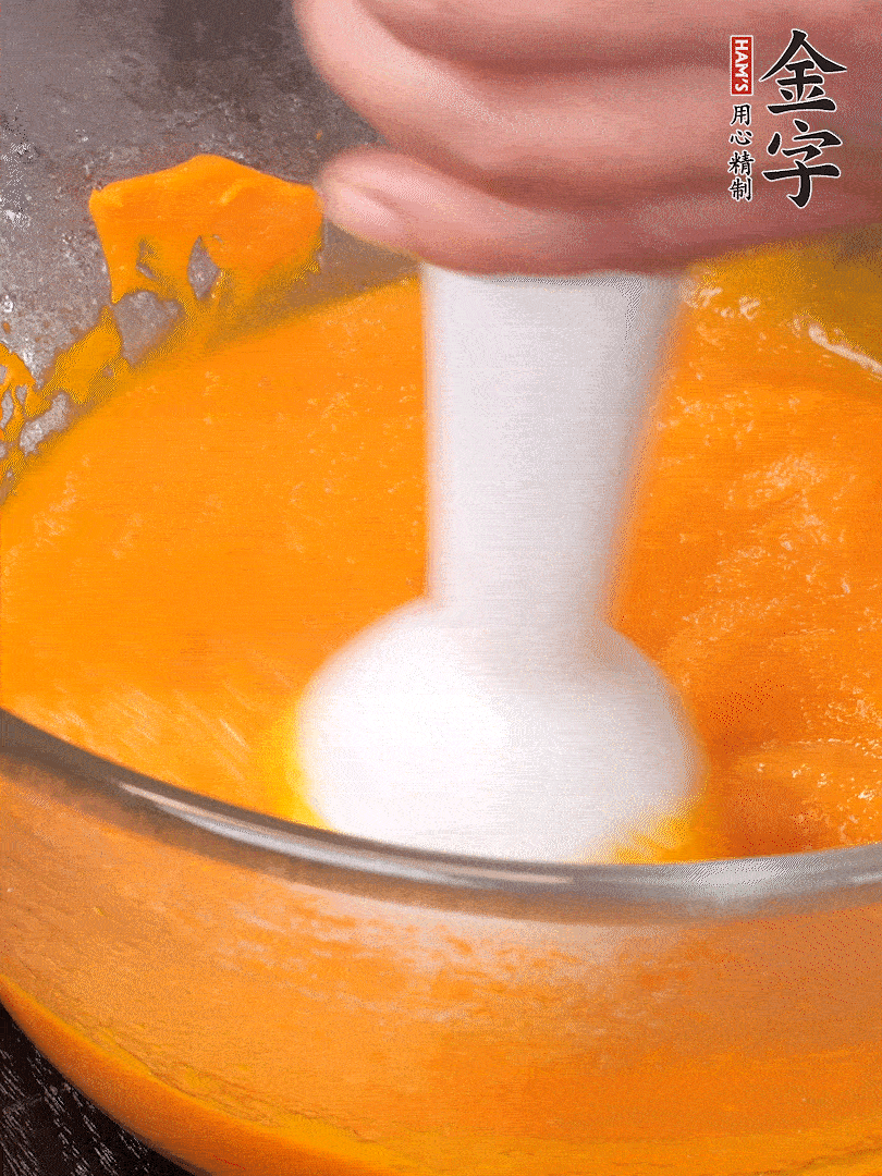 300g南瓜，去皮去瓤切滾刀塊，大火蒸8分鐘，料理機(jī)打成泥，篩網(wǎng)過(guò)篩成泥