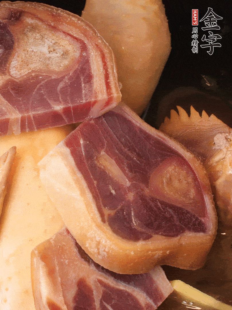 火踵、老母雞加蔥、姜、料酒、清水，大火燒開(kāi)后轉(zhuǎn)小火，燉1小時(shí)