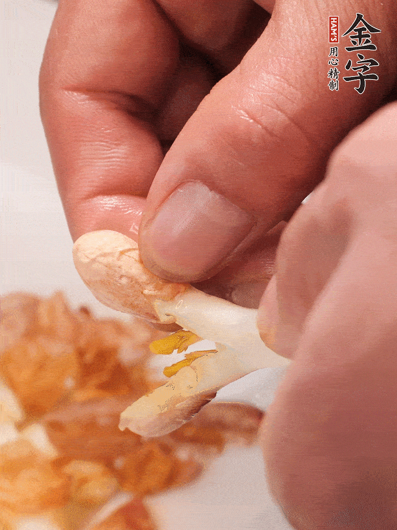 花生芽切段。開水焯水1分鐘，去掉頂部的花生皮