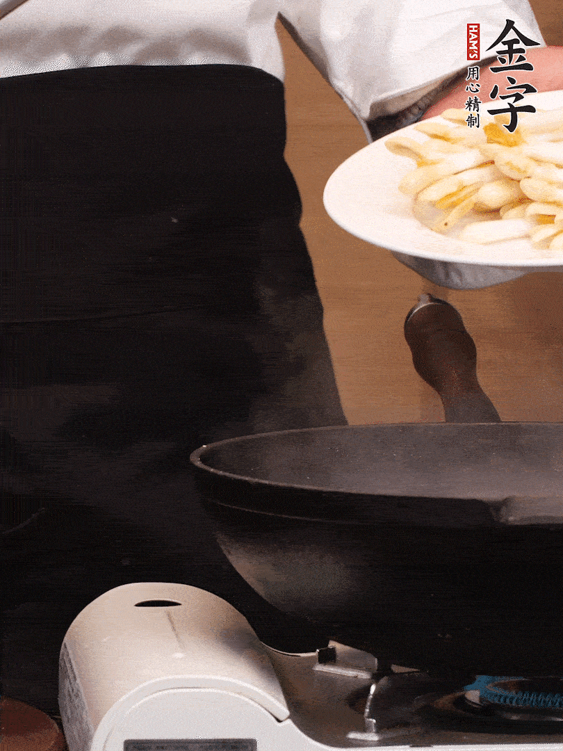 鍋中少許油，下花生芽