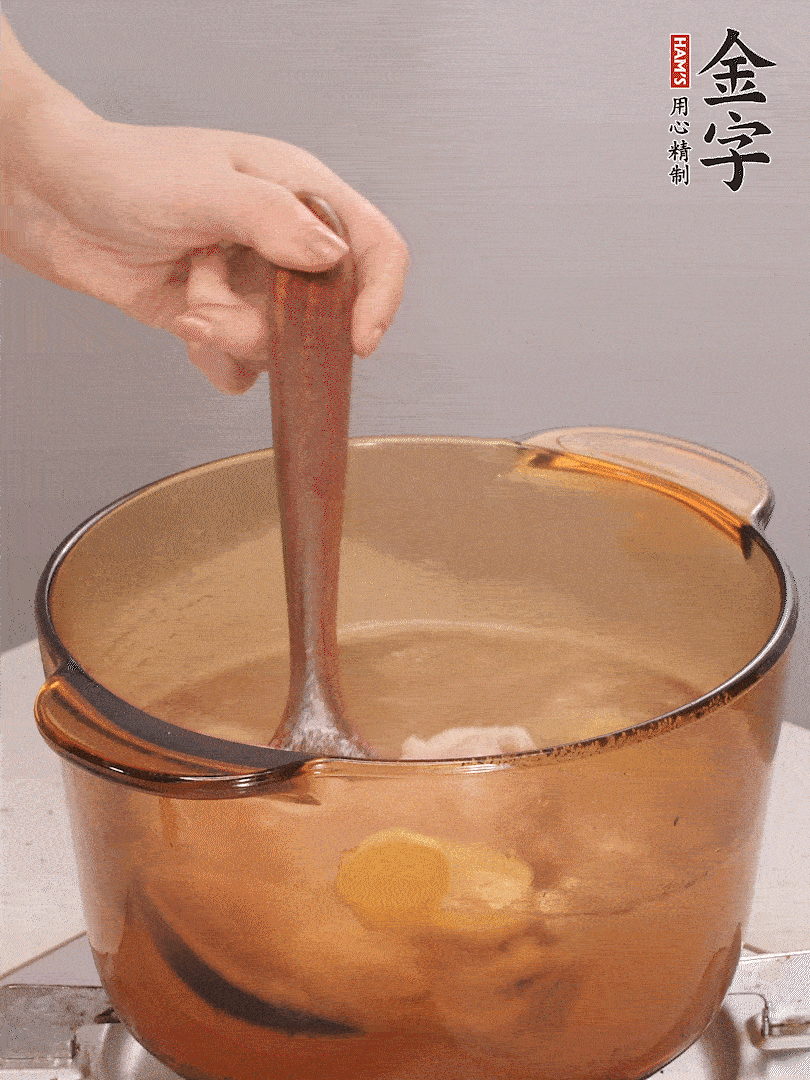 鴨腿冷水下鍋，加姜片、料酒焯水