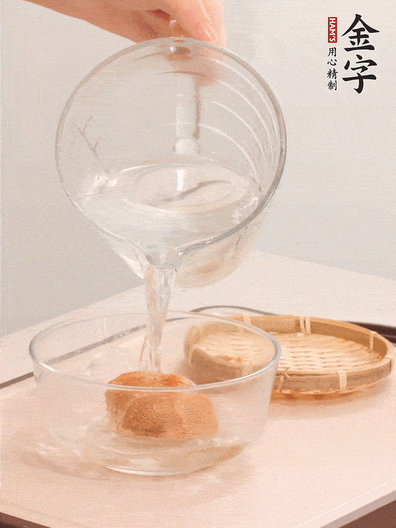 猴頭菇至少泡發(fā)半小時，將浸泡后的黃水擠干；