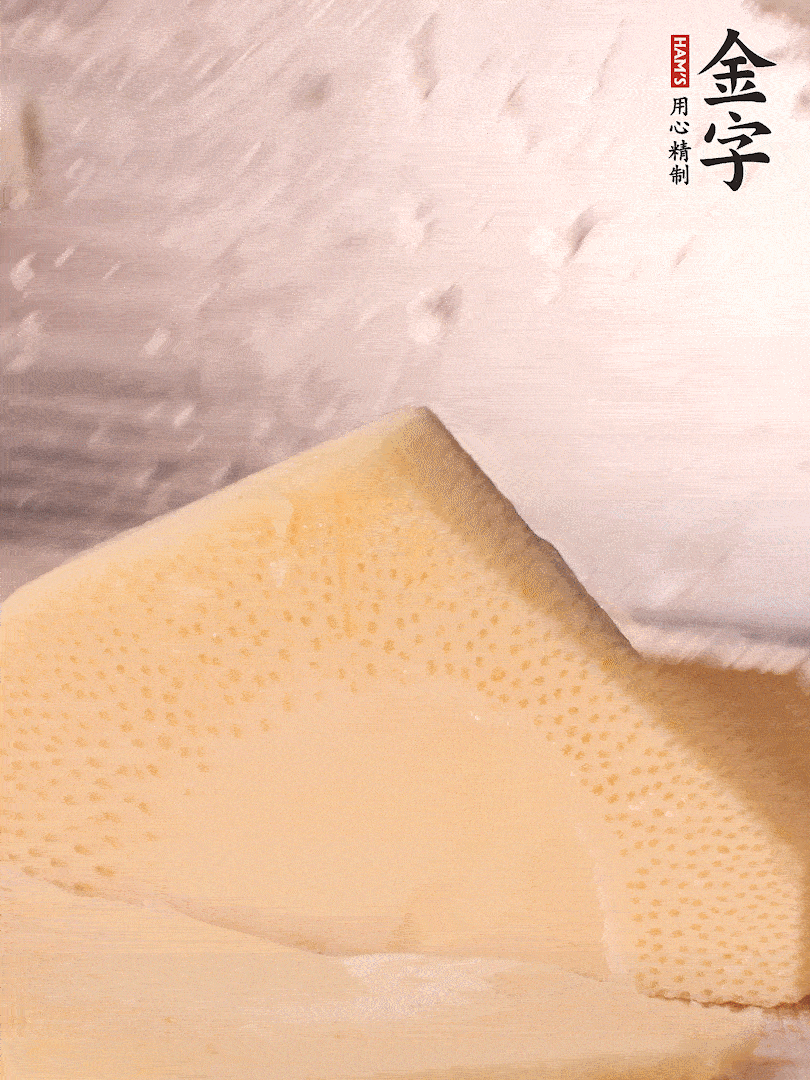 冬筍處理干凈，切滾刀塊，開水焯燙去除澀味
