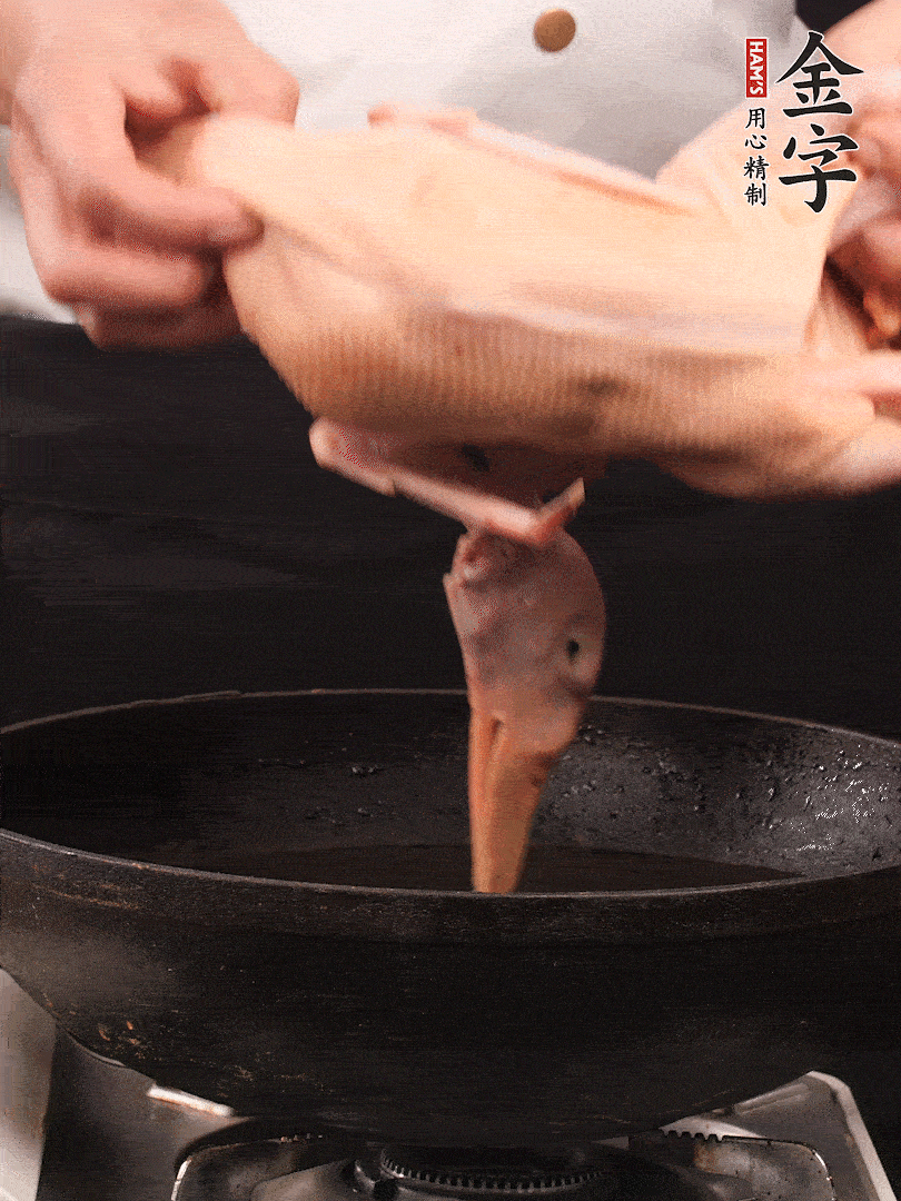 處理干凈的老鴨1只，黃酒小半碗，姜幾片，一起放入冷水，煮沸焯水3分鐘，去除血沫