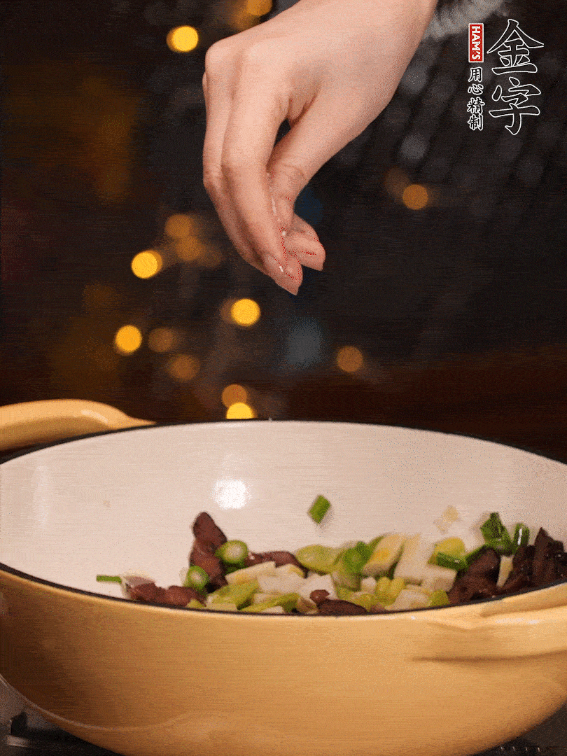 可以加點(diǎn)點(diǎn)水，再加菜苔，加點(diǎn)鹽、味精調(diào)味
