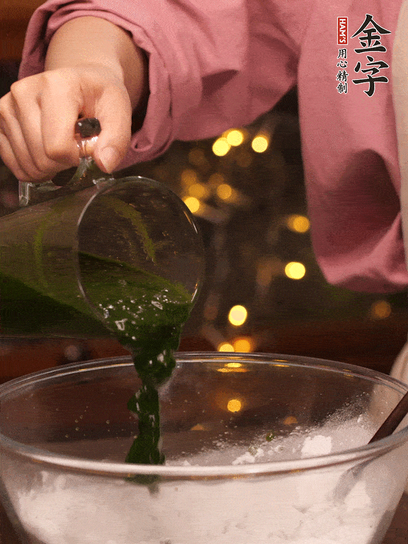 清明粿粉，分次加艾草泥，加點(diǎn)油揉2分鐘
