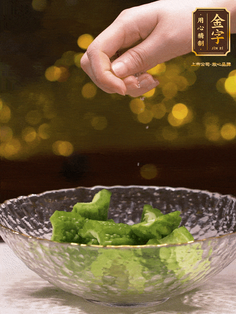 處理好的苦瓜切段（5cm），加點(diǎn)鹽鹽腌一下，去除一下苦味