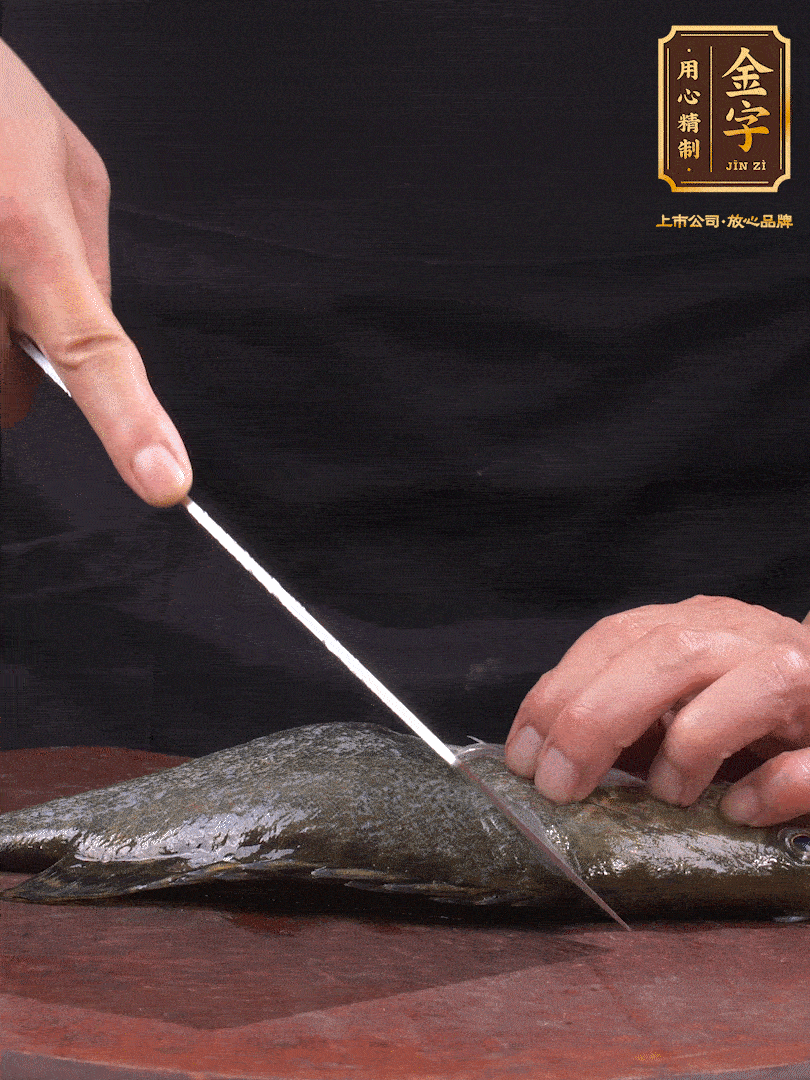 處理桂魚。收拾好的桂魚在兩側(cè)開花刀