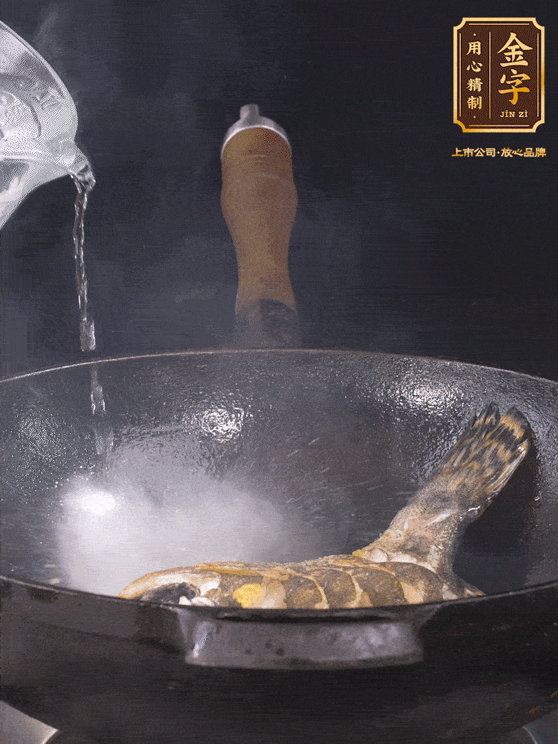 倒入適量食用油，待鍋燒熱后下桂魚煎大約2-3分鐘至兩面金黃（一定要煎透，這樣做出來的湯才會(huì)比較奶白色）