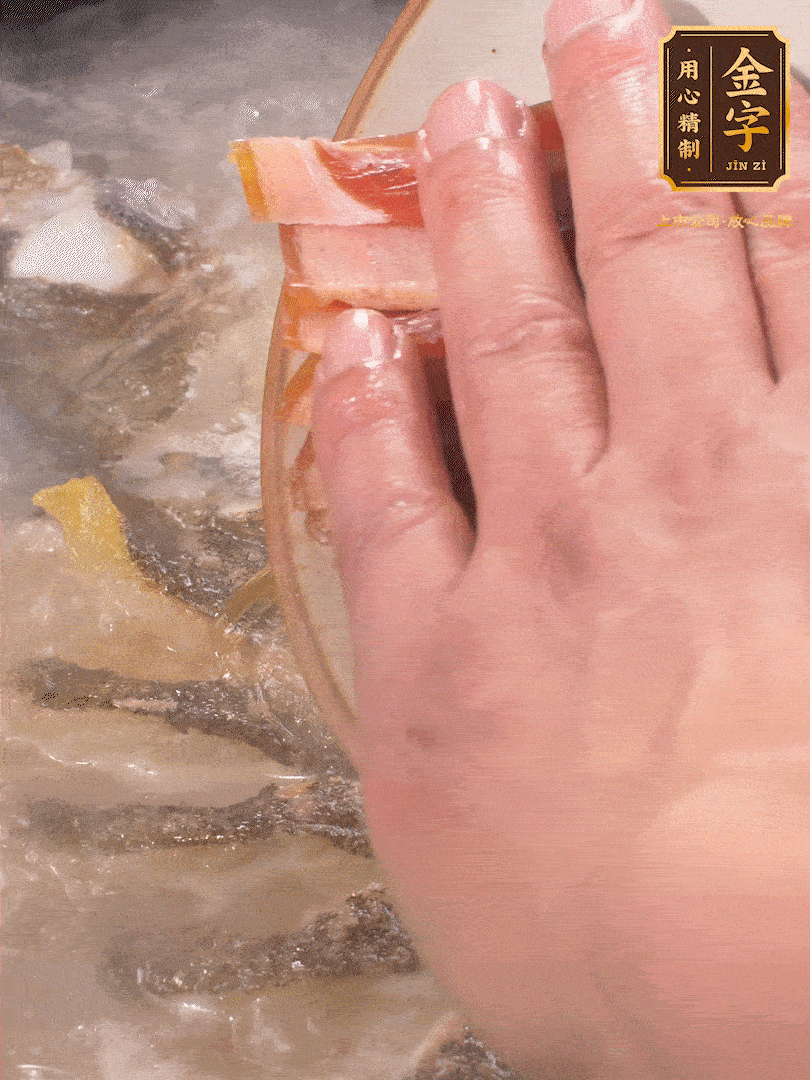 將煎好的魚，倒入三大碗開水。大火煮開后放入1個(gè)蔥結(jié)、2片姜片和1勺料酒和火腿片