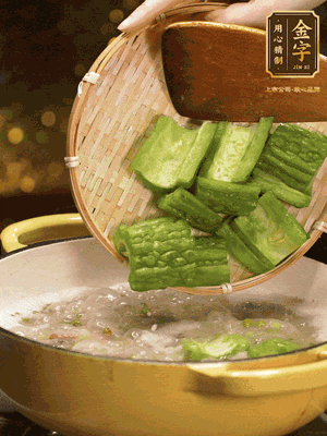 倒入熱水，和泡開(kāi)的綠豆（連水）和火腿片，大火燒開(kāi)燉一個(gè)小時(shí)