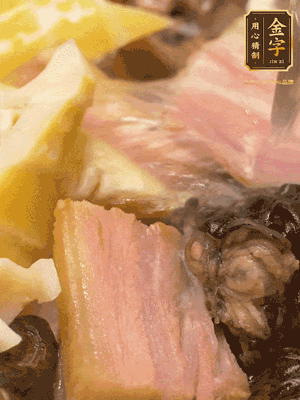 倒入滾燙的熱水，燉煮20分鐘，湯濃汁白