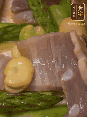 倒入熱水，燉煮10分鐘
