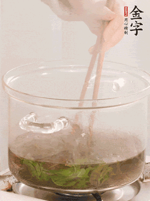 香椿焯水，變色后撈出，切成小段