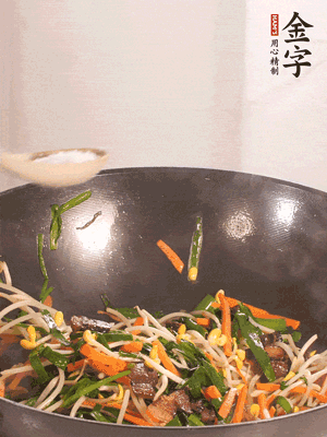 炒合菜：金字醬油肉、綠豆芽、韭菜