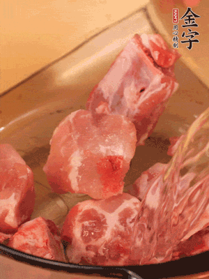 排骨冷水下鍋，加料酒、姜片，煮開綽水