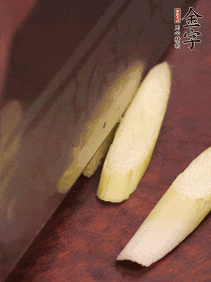 蒜白切小段，辣椒斜切圈
