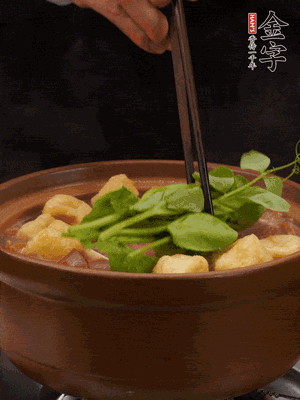 加筒骨煲的經(jīng)典配菜：金字土香腸、油豆腐、千張蓋上蓋子燜一會兒，耐心等候10分鐘。
