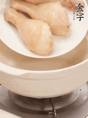 雞腿、火腿、干貝、蒜頭放入砂鍋內(nèi)燉1小時(shí)