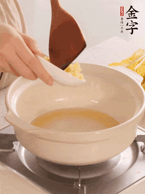 鍋里留少量底油煸香火腿和姜末。