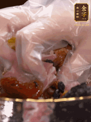 排骨洗凈后（蠔油、生抽、老抽、鹽、糖、淀粉、豆豉、蒜蓉、姜絲）腌制30分鐘